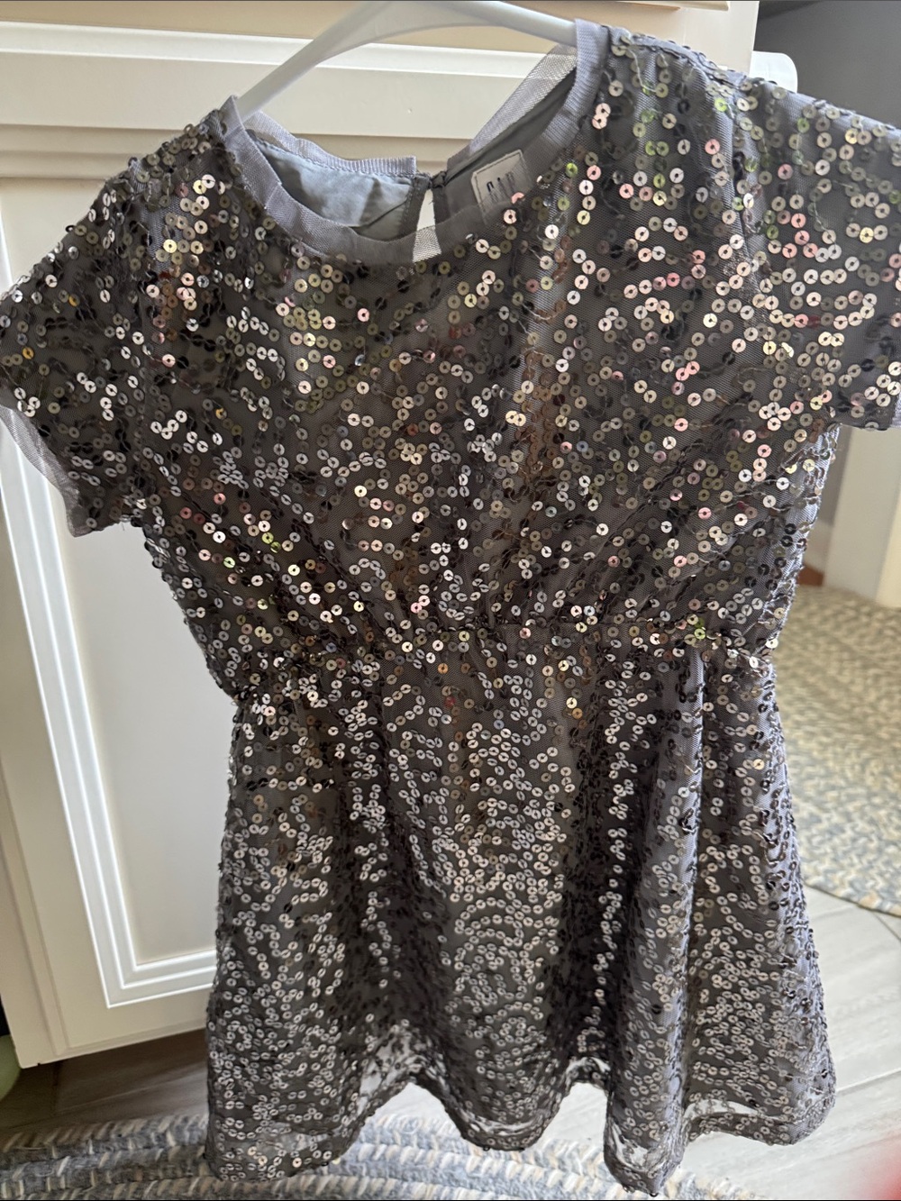GAP KIDS sequin short sleeve dress size xs size 4-5 toddler.